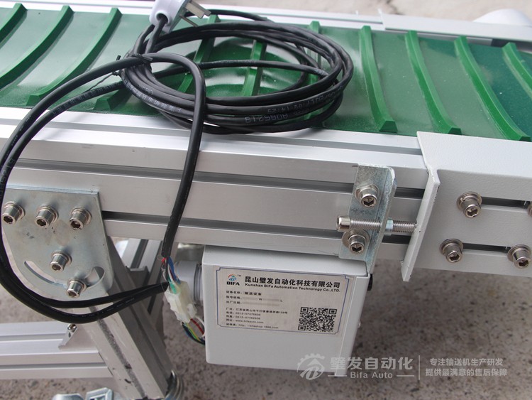 皮帶面加橫向?qū)l小型皮帶輸送機 皮帶面加橫向?qū)l小型皮帶輸送機