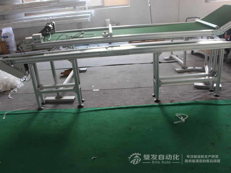 加防跑偏導條中間斷開小型非標皮帶輸送機 加防跑偏導條中間斷開小型非標皮帶輸送機