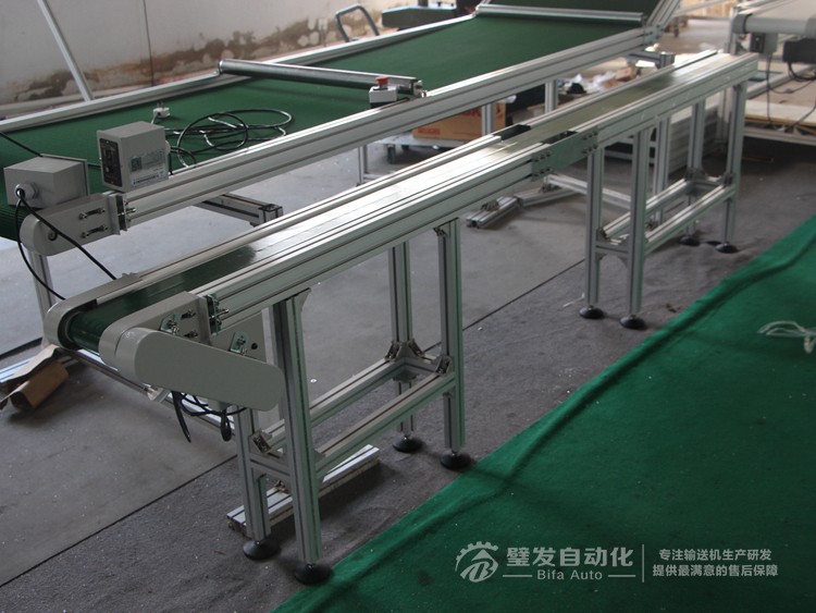 加防跑偏導(dǎo)條中間斷開小型非標(biāo)皮帶輸送機(jī)