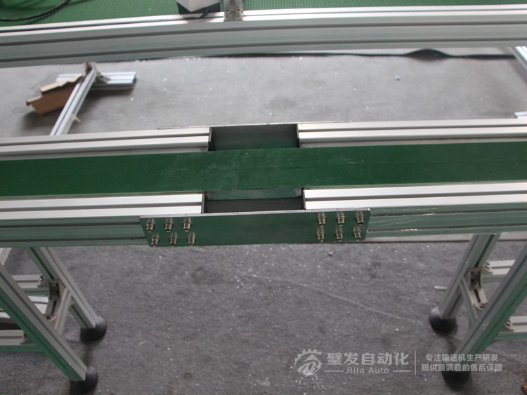 加防跑偏導條中間斷開小型非標皮帶輸送機 加防跑偏導條中間斷開小型非標皮帶輸送機