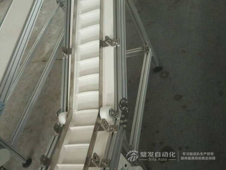 非標不銹鋼擋邊白色PVC流水線小型爬坡輸送機 非標不銹鋼擋邊白色PVC流水線小型爬坡輸送機