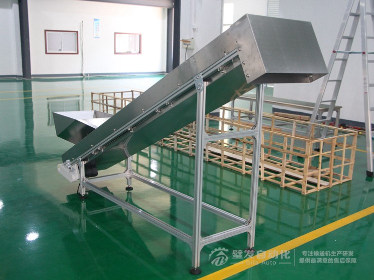 帶不銹鋼護(hù)罩裙邊擋板爬坡輸送機(jī) 帶不銹鋼護(hù)罩裙邊擋板爬坡輸送機(jī)