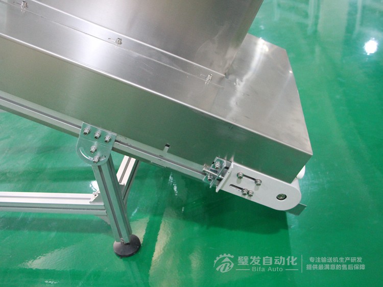 帶不銹鋼護(hù)罩裙邊擋板爬坡輸送機(jī) 帶不銹鋼護(hù)罩裙邊擋板爬坡輸送機(jī)