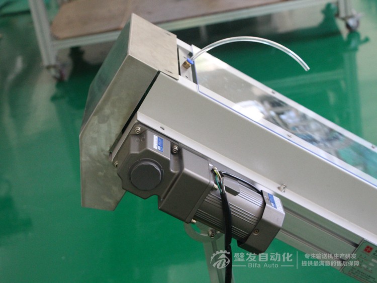 低端加平臺導條擋板上方加透明亞克力護罩爬坡皮帶輸送機 低端加平臺導條擋板上方加透明亞克力護罩爬坡皮帶輸送機