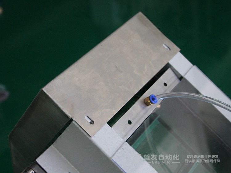 低端加平臺導條擋板上方加透明亞克力護罩爬坡皮帶輸送機 低端加平臺導條擋板上方加透明亞克力護罩爬坡皮帶輸送機