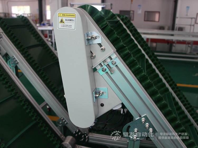 低端帶平臺裙邊擋板小型爬坡輸送機 低端帶平臺裙邊擋板小型爬坡輸送機