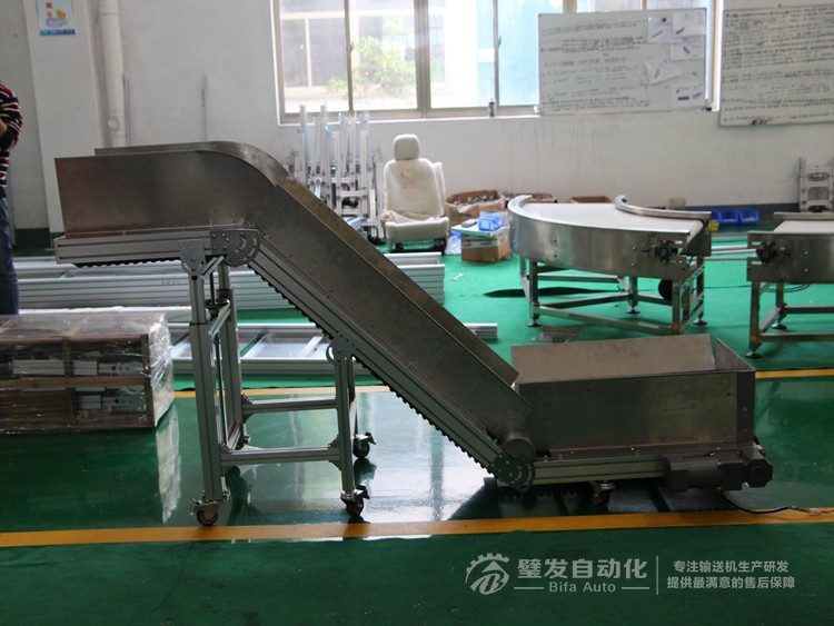 即加裙邊擋板又加鍍鋅擋邊Z字形爬坡輸送機(jī) 即加裙邊擋板又加鍍鋅擋邊Z字形爬坡輸送機(jī)