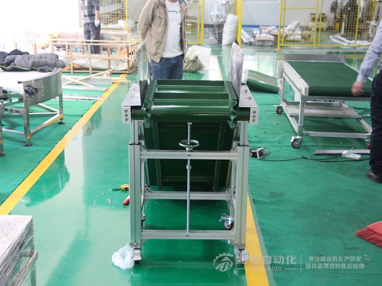 即加裙邊擋板又加鍍鋅擋邊Z字形爬坡輸送機(jī) 即加裙邊擋板又加鍍鋅擋邊Z字形爬坡輸送機(jī)