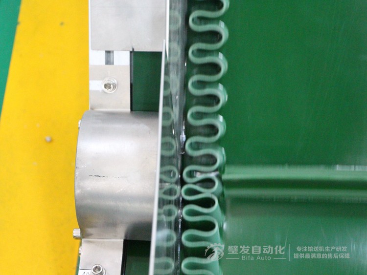 即加裙邊擋板又加鍍鋅擋邊Z字形爬坡輸送機(jī) 即加裙邊擋板又加鍍鋅擋邊Z字形爬坡輸送機(jī)