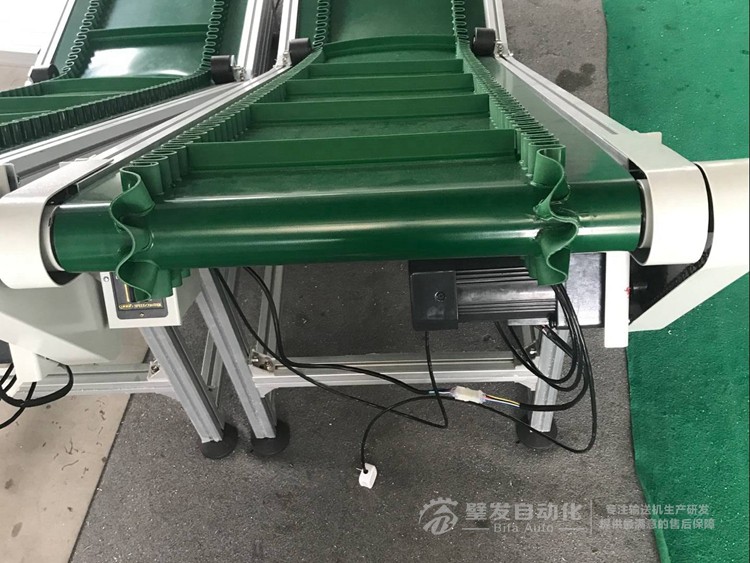 裙邊擋板低端平臺(tái)爬坡輸送線 裙邊擋板低端平臺(tái)爬坡輸送線