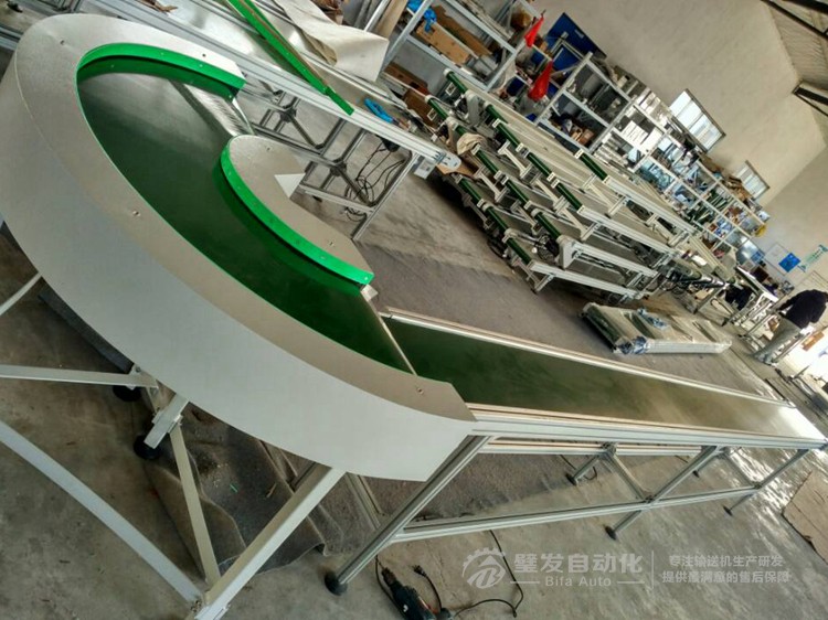 180度轉(zhuǎn)彎?rùn)C(jī)銜接直線輸送機(jī) 180度轉(zhuǎn)彎?rùn)C(jī)銜接直線輸送機(jī)