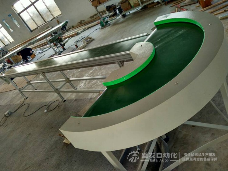 180度轉(zhuǎn)彎?rùn)C(jī)銜接直線輸送機(jī) 180度轉(zhuǎn)彎?rùn)C(jī)銜接直線輸送機(jī)