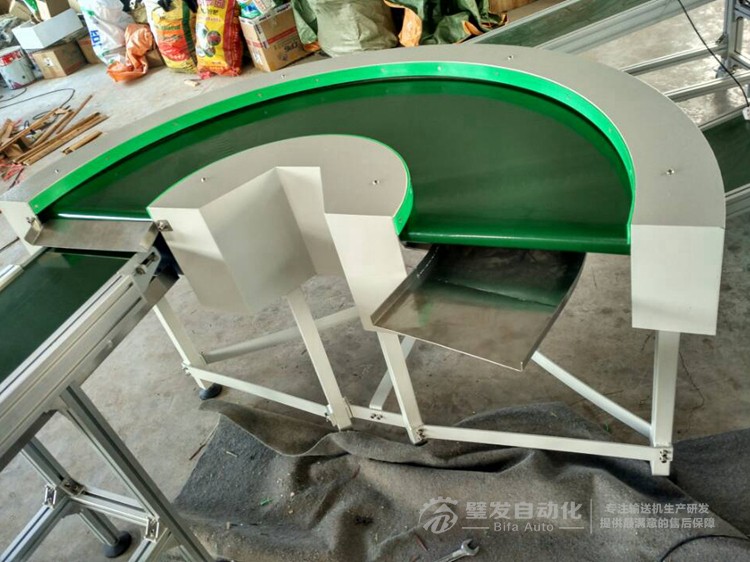 180度轉(zhuǎn)彎?rùn)C(jī)銜接直線輸送機(jī) 180度轉(zhuǎn)彎?rùn)C(jī)銜接直線輸送機(jī)