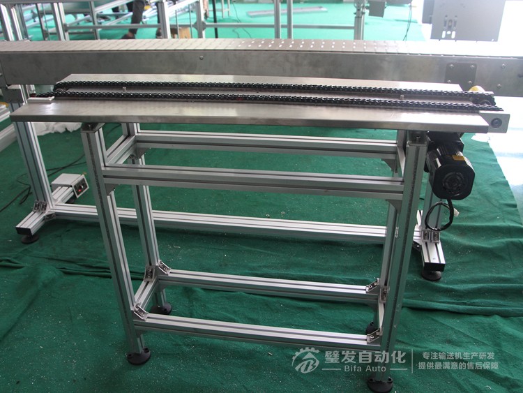 兩側(cè)加工作臺(tái)非標(biāo)鏈條輸送機(jī)